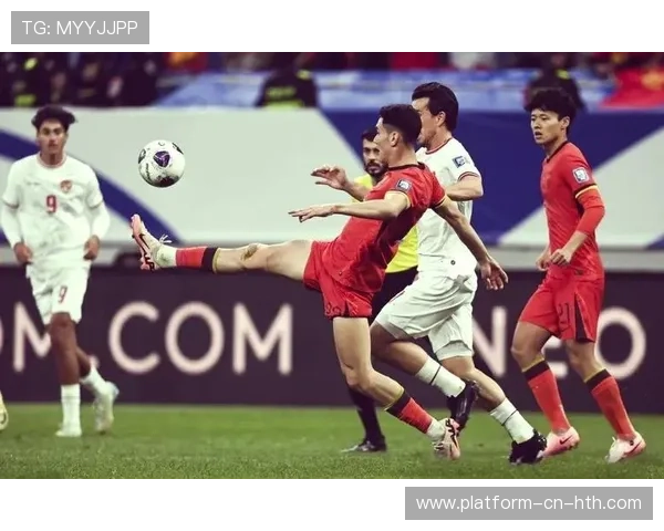 成都蓉城拜合拉木禁区外起脚，皮球直奔网角